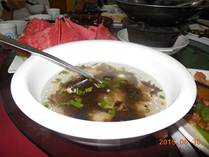 写真④　中国湖南省張家界のレストランで出されたノリのスープ