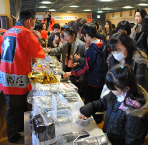 北九州市「こどもの館」での「親子絵巻教室」終了後会場での海苔試食販売