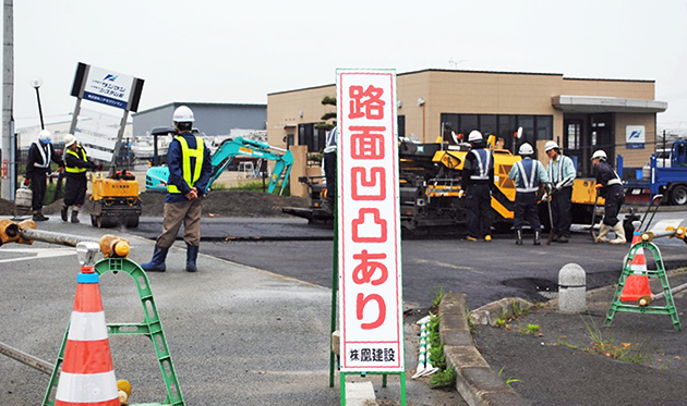 熊本港入り口でのひび割れ道路の補修工事