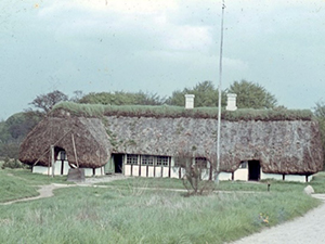 写真1.  デンマークのレーセ島（Laesӧ）からコペンハーゲン郊外の野外博物館に移築された古い農家（1964）