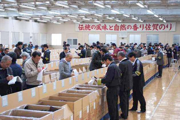 写真7　生産量日本一を誇る佐賀県有明海漁協の初入札風景(11月24日)