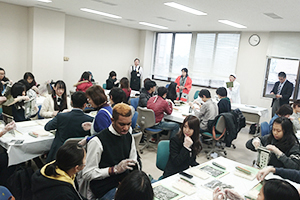 立命館アジア太平洋大学で行なった留学生対象の「絵巻のり教室」の様子